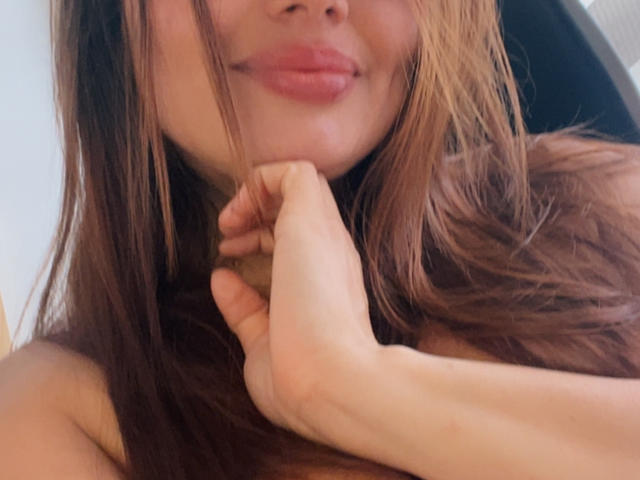 GalaMalkova, con le labbra rosa leggermente tumefatte, i capelli castani e una mano che sfiora delicatamente il mento. Il suo viso è parzialmente inquadrato, con l'attenzione focalizzata sulle labbra e sui capelli..