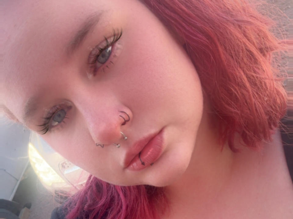 IvyLynn a des cheveux rosâtres, des yeux bleus et de multiples piercings faciaux, notamment un anneau au septum et un piercing à la lèvre inférieure. Ses lèvres roses sont légèrement pincées. Elle a de longs cils..