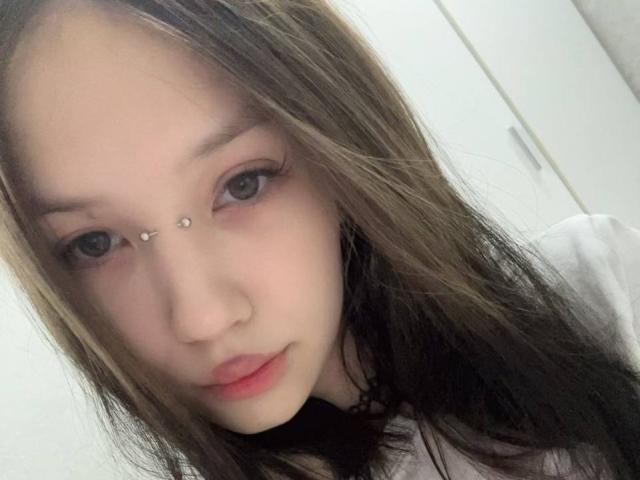 Shaniqua Fairleigh a la peau claire, de longs cheveux bruns, et un piercing au-dessus de son nez avec deux petits clous en argent. Ses yeux sont bleus, et elle porte du rouge à lèvres rose..