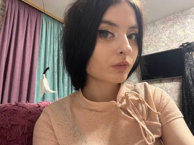 CindiMarkie ha la pelle chiara, i capelli neri e l'eyeliner applicato ad "ala di gabbiano". Indossa una camicia rosa con un fiocco, e sembra seria. Ha il seno piccolo e porta un piercing al naso..