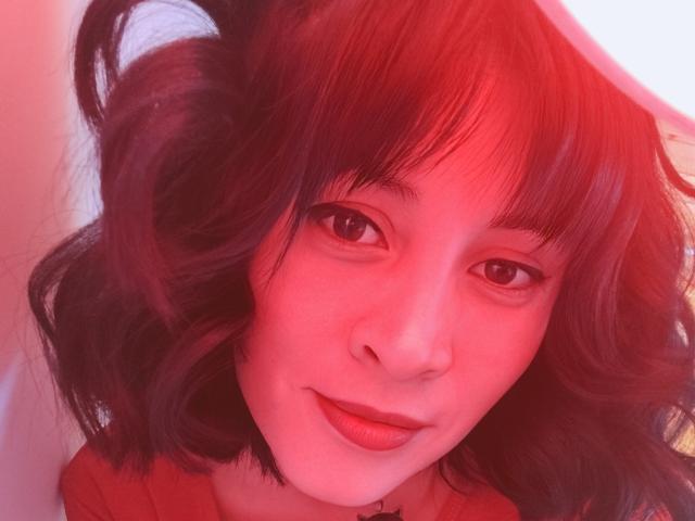IssisDiosa ha i capelli castano scuro e ondulati, gli occhi rossi e un sorriso carino con rossetto rosso. La sua pelle è pallida con una leggera sfumatura rosata. Indossa una maglietta rossa..