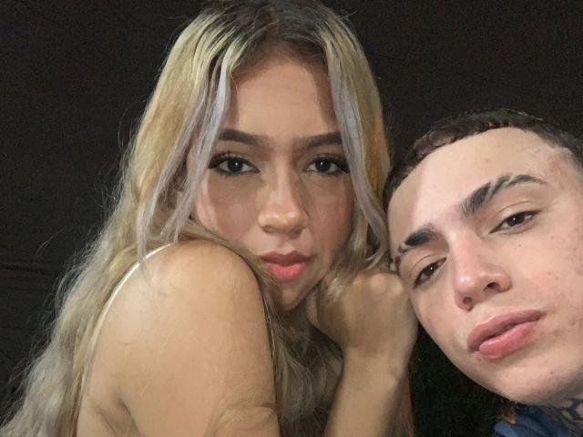 NickySixNine, con i suoi lunghi capelli biondi e viola, le labbra rosa carnose e le sopracciglia scure, accanto a NickySixNine con i capelli castani corti e le sopracciglia folte, le labbra rosa carnose..