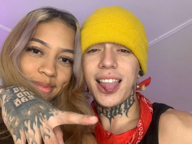 NickySixNine com cabelo loiro e tatuagens, fazendo beicinho, ao lado de NickySixNine com um gorro amarelo, língua de fora, pescoço tatuado, bandana vermelha, fazendo um sinal de paz..