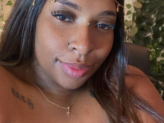 NatyLm hat eine dunkelbraune Haut, langes schwarzes Haar und trägt Eyeliner. Sie hat einen Nasenring, einen kleinen weißen Punkt auf der Stirn und ein Tattoo an der rechten Schulter..
