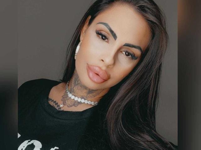 DenyChantal ha i capelli scuri e mossi, labbra piene e tatuaggi sul collo. Indossa una maglietta nera e una collana di diamanti. Le sue sopracciglia sono folte e arcuate..