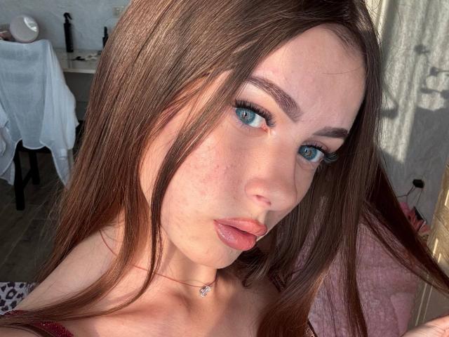 Kimberly Zampieri ha lunghi capelli castani, occhi azzurri e labbra rosa leggermente incurvate. Indossa una collana rossa e ha una carnagione chiara, leggermente lentigginosa..