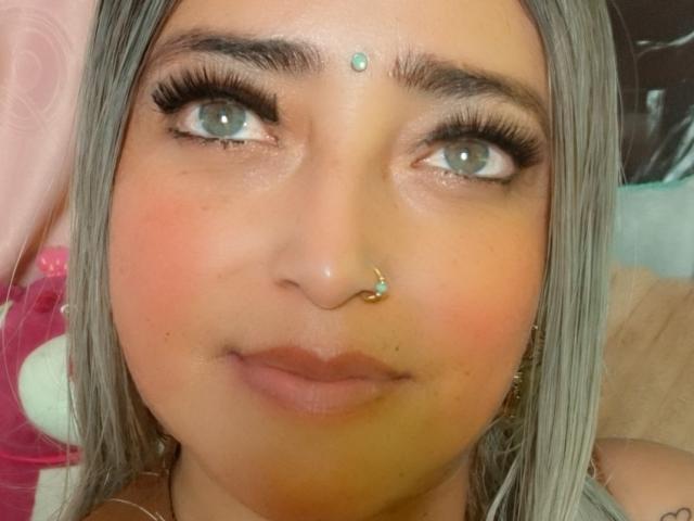 AlessadraJoness ha gli occhi grigi, lunghe ciglia e un nasino carino con una piccola gemma blu e un anello dorato. Ha un piccolo punto color acquamarina sulla fronte e i capelli grigi..