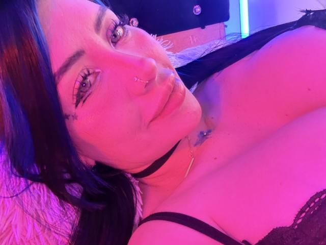 Kkole heeft een huid met een roze tint, donker haar en een neusring. Ze ligt plat met borsten bedekt met zwart kant, draagt een zwarte choker en heeft een kleine tatoeage op haar borst..