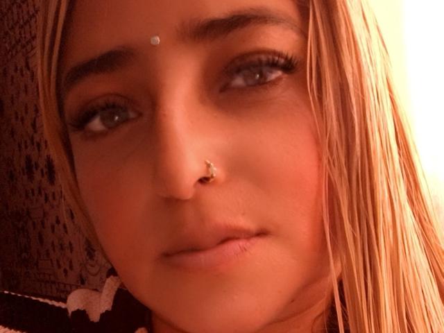 AlessadraJoness ha i capelli biondi, un piercing al naso e un piccolo diamante sopra le sopracciglia. Ha le ciglia lunghe e una piccola cicatrice sulle labbra. I suoi occhi sono blu..