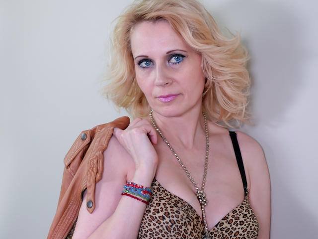 SuzzySun - Sexe cam en vivo - 3028383