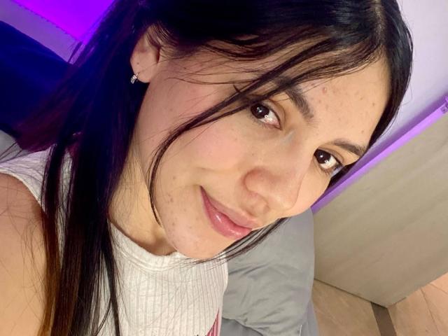 SophiaMarx ha la pelle chiara, gli occhi marroni e i capelli lunghi e neri con la frangia. Indossa una maglietta bianca a coste e ha un sorriso delicato. Il suo naso è piccolo e carino..
