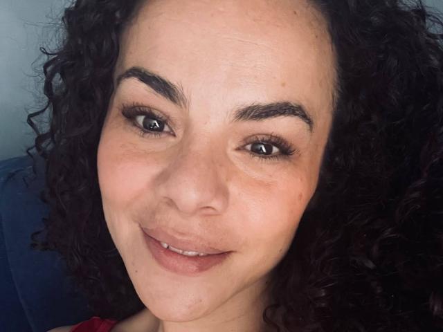 MissSunnyShine ha i capelli ricci e castano scuro, sopracciglia folte, ed è sorridente con gli occhi marroni, indossa un trucco leggero, mostrando il naso e le labbra, con una carnagione chiara..