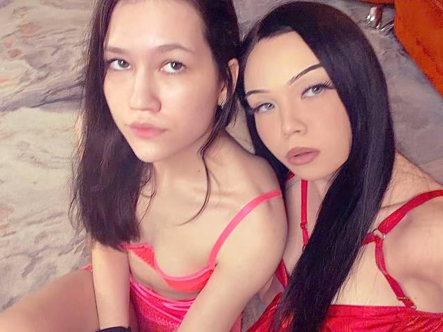 LornaAndGerry sono due donne asiatiche con lunghi capelli neri, che indossano biancheria intima rossa. Il seno di LornaAndGerry è piccolo, i loro glutei non sono visibili e sono sedute su un letto..