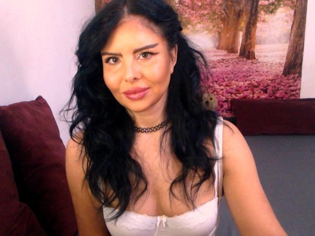 SofiaLiub heeft golvend zwart haar, bruine ogen en roze lippen. Ze draagt een witte kanten BH met zichtbare decolleté en een zwarte choker. Haar borsten zijn van gemiddelde grootte..