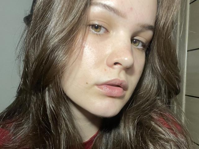 Nikoletes tiene un rostro ligeramente brillante y de tez clara, con cabello ondulado castaño, ojos marrones y labios rosados. Lleva una camisa roja y tiene una pequeña peca en la mejilla izquierda..