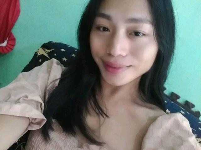Sohpia tem seios de tamanho médio, cabelo preto, pele clara e um sorriso adorável. Ela está vestindo uma blusa bege com mangas bufantes e uma peça de roupa preta com estampa de estrelas..