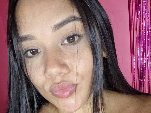 KinkyDaycaree a les yeux marron, les cheveux noirs et lisses, et des lèvres roses brillantes. Ses sourcils sont épais et elle regarde légèrement sur le côté. Elle est nue sur le torse, sans seins visibles..