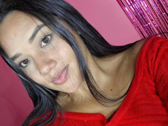 KinkyDaycaree a de longs cheveux noirs, des yeux marrons, et porte un pull rouge. Elle sourit avec des lèvres légèrement retroussées et roses, et a une petite tache de naissance sur son cou..