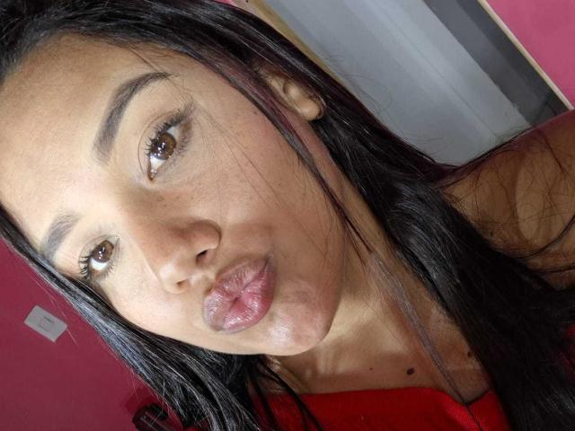 KinkyDaycaree a les yeux marron, les cheveux noirs et lisses, et des lèvres roses et pulpeuses. Elle porte une chemise rouge, et sa peau est d'une teinte marron chaude..
