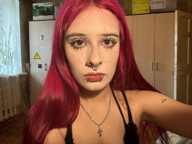 Eugenia Gutterman a les cheveux roux, des taches de rousseur, un anneau au nez, un piercing aux lèvres, du crayon noir pour les yeux et un collier avec une croix. Elle porte un haut noir qui dévoile sa poitrine et a un petit tatouage en forme de triangle..