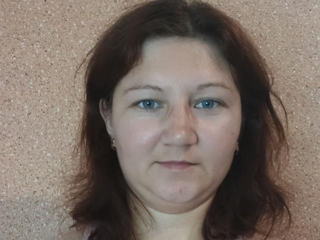 OliviiaValter ha la pelle chiara, gli occhi azzurri e i capelli castani ondulati. Indossa degli orecchini piccoli e ha un viso leggermente paffuto con un'espressione neutra..
