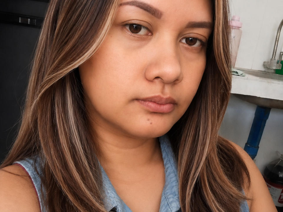 MisstressSwt69 heeft een lichtbruine huid, steil bruin haar met blonde highlights, bruine ogen en een kleine moedervlek op haar kin. Ze draagt een blauw denim topje zonder mouwen..