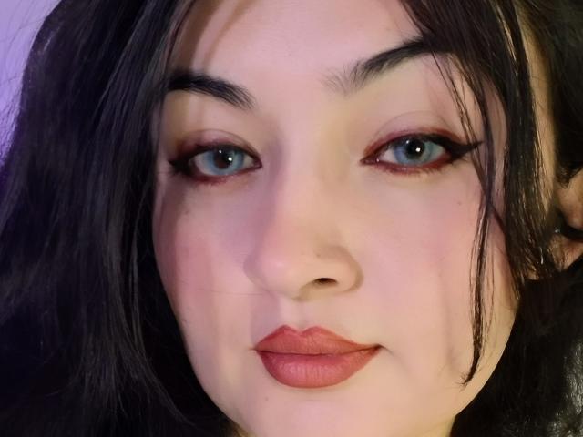 LindaSophieX tiene la piel clara, ojos azules, cejas negras, delineador de ojos rojo y lápiz labial rojo. Tiene el cabello negro, ligeramente ondulado, y una sonrisa sutil y segura. Su nariz es pequeña..