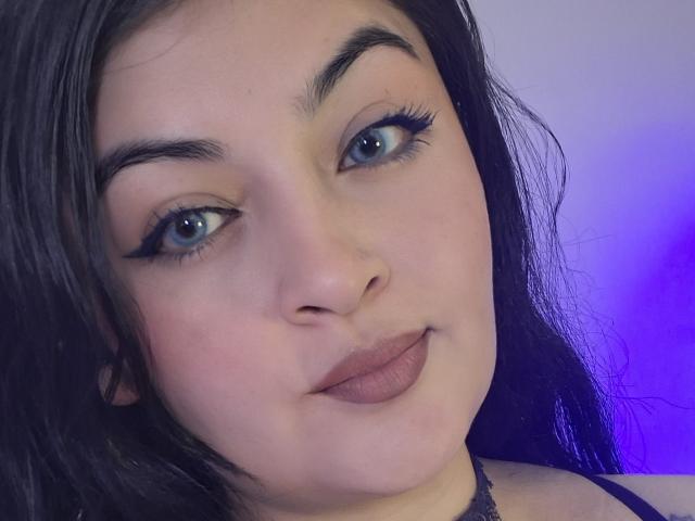 LindaSophieX a les yeux bleus, des sourcils noirs épais, de longs cils noirs et du rouge à lèvres marron. Ses cheveux noirs sont légèrement ondulés. Son nez est petit et légèrement retroussé..