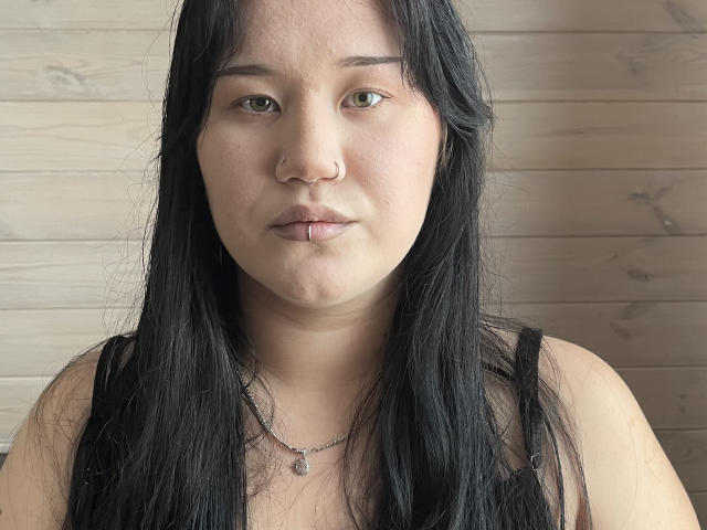 Zita Sutterfield ha lunghi capelli neri, un piercing al naso e un'espressione neutra, indossa una canotta nera con un piccolo ciondolo, che mette in risalto la sua pelle chiara e il suo seno di medie dimensioni..