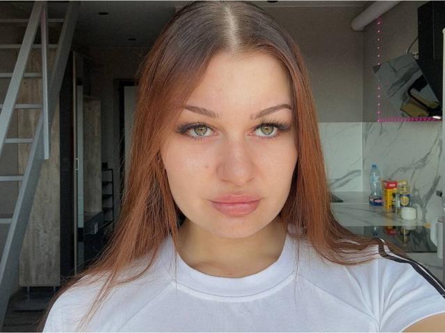 ImeldaWhcome heeft groene ogen, lang roodbruin haar en draagt een witte T-shirt. Ze heeft volle, roze lippen en een kleine neus. Haar borsten zijn niet zichtbaar..