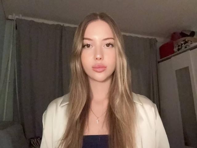 Marceline Conkey ha lunghi capelli biondi e lisci, pelle chiara e labbra rosa. Indossa una giacca bianca sopra una maglietta blu, con una collana a forma di croce. Le sue natiche non sono visibili..