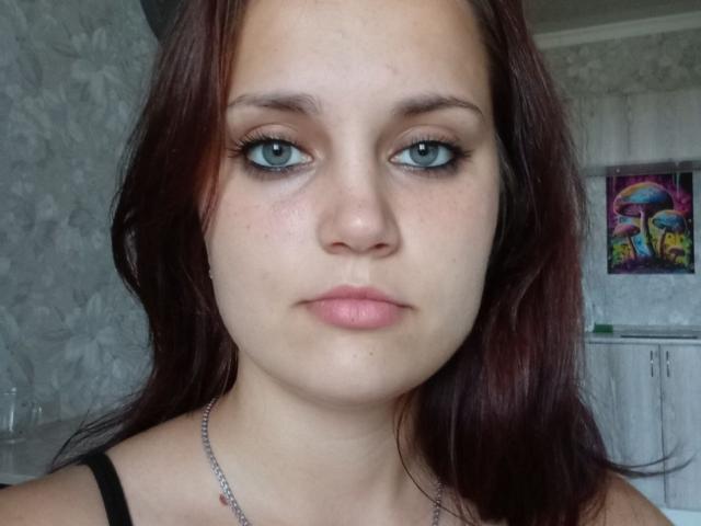 Georgina Brockwell ha la pelle chiara, gli occhi azzurri e i capelli rossi. Indossa una maglietta nera con una catena d'argento e le sue labbra sono leggermente strette. Il suo seno è piccolo..