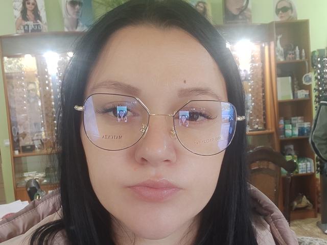 CorneliaRosie ha la pelle chiara, i capelli neri e lisci, e indossa occhiali da sole aviator dorati con la scritta "RAY-BAN" sulle lenti. Ha una piccola lentiggine sulla guancia destra..