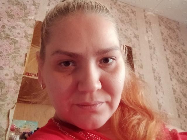 MinnyJeannie tiene la piel clara, cabello rubio recogido en una coleta, una nariz pequeña y una ligera sonrisa. Lleva una camisa roja con un collar de perlas, y tiene un pequeño bulto en la nariz..