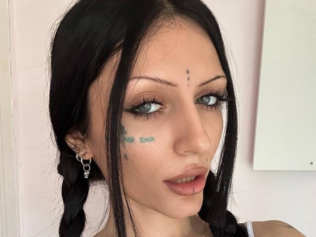 Karinisse ha trecce nere, occhi azzurri e un piccolo tatuaggio a forma di punto sopra il sopracciglio destro. Indossa un orecchino d'argento e ha un tatuaggio con scritte verdi sulla guancia destra..