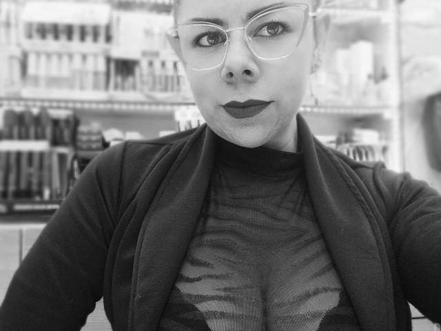 EmiliaMilf - Live sex cam - 30682112