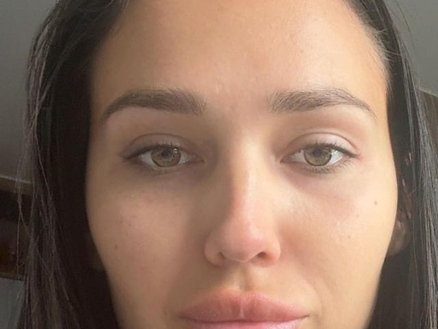 Il viso di Louan Schrader, con occhi marroni, sopracciglia scure, capelli neri lisci e labbra rosa. Il suo naso è piccolo e la sua pelle è di un color marrone chiaro. Sta guardando direttamente la fotocamera..