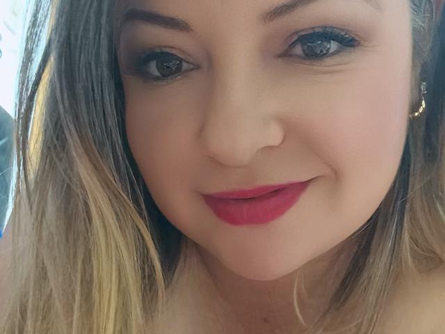NatalyHami ha gli occhi azzurri, i capelli castano chiaro ondulati e il rossetto rosso. Il suo viso carino, con un leggero sorriso, mostra un naso grazioso e una pelle chiara. Il seno non è visibile..