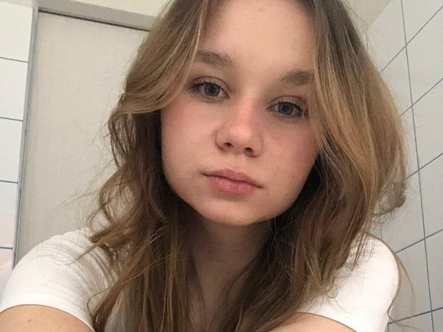 Dorthy Kuzma ha i capelli castano ondulati, la pelle chiara e un'espressione neutra. Indossa una camicia bianca, con piccoli seni, appena visibili, dall'aspetto naturale. I suoi occhi sono verdi..
