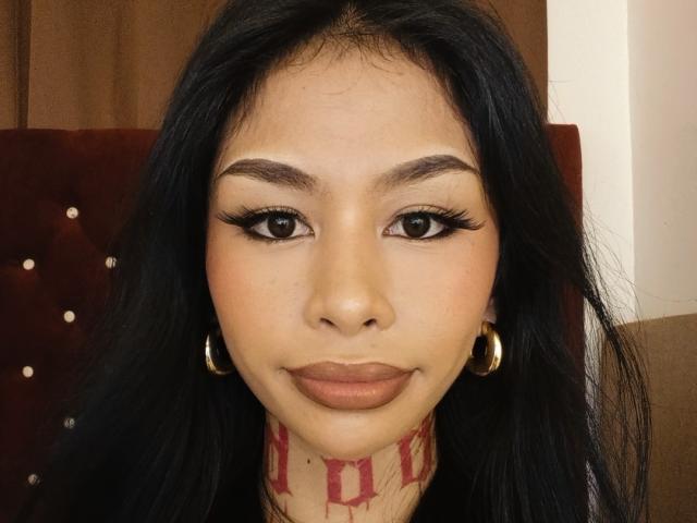 MarrahSensual heeft een bruine huid, zwart haar, dikke wenkbrauwen, lange wimpers, bruine ogen en draagt gouden oorringen. Op haar nek heeft ze rode tatoeages met zichtbare letters..