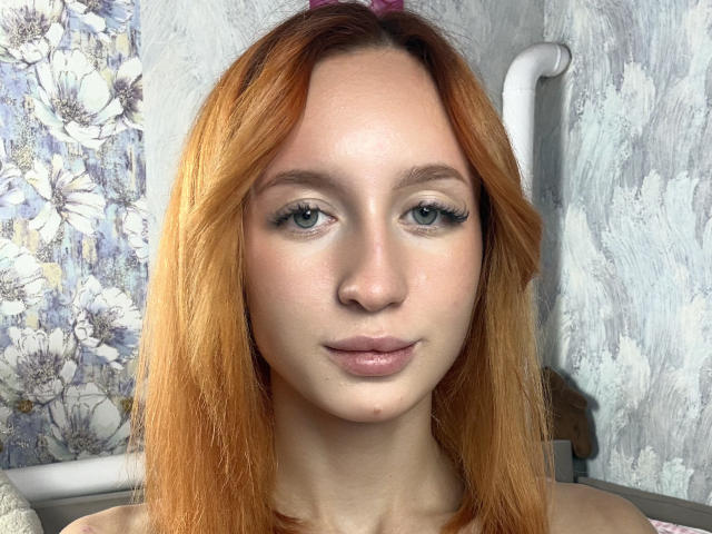 Dorthey Rosenbluth a les cheveux orange-roux, une peau pâle, des yeux vert clair et des lèvres rosées, avec une petite imperfection sur le menton. Son maquillage est discret, avec un trait d'eye-liner foncé..