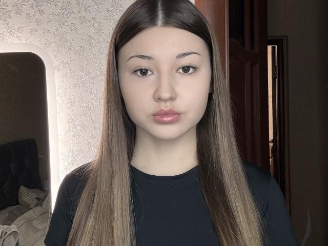 JunkoRovere tiene el pelo largo y liso, de color marrón, piel clara y lleva una blusa negra. Tiene labios rosados y finos y ojos marrones. Su trasero no es visible..