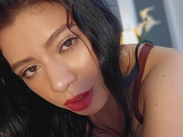 Linda Mancini ha i capelli scuri e ondulati, gli occhi marroni e il rossetto rosso, e guarda la fotocamera con un leggero sorriso. Indossa una maglia color borgogna che le lascia scoperta una spalla..