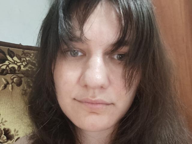 FlameDesire tem pele clara, cabelo escuro e desalinhado, e uma expressão neutra com os lábios ligeiramente franzidos. Seus olhos são cinzentos e seu nariz é pequeno. Seios não visíveis..