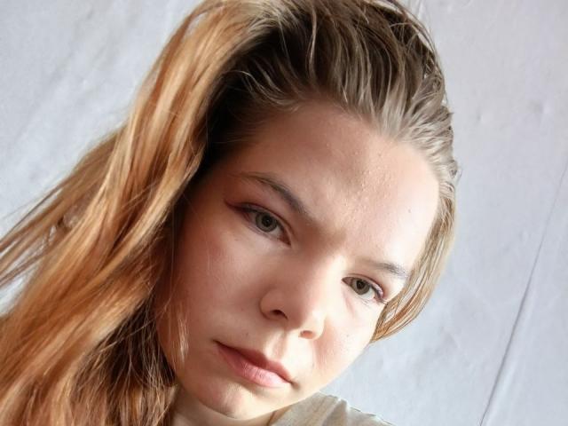 Ronnie Farr heeft lichtbruin haar, groene ogen en een neutrale uitdrukking. Haar huid is licht van kleur met lichte sproeten. Ze draagt een lichtkleurig shirt. Haar neus is klein en omhoog gekeerd..