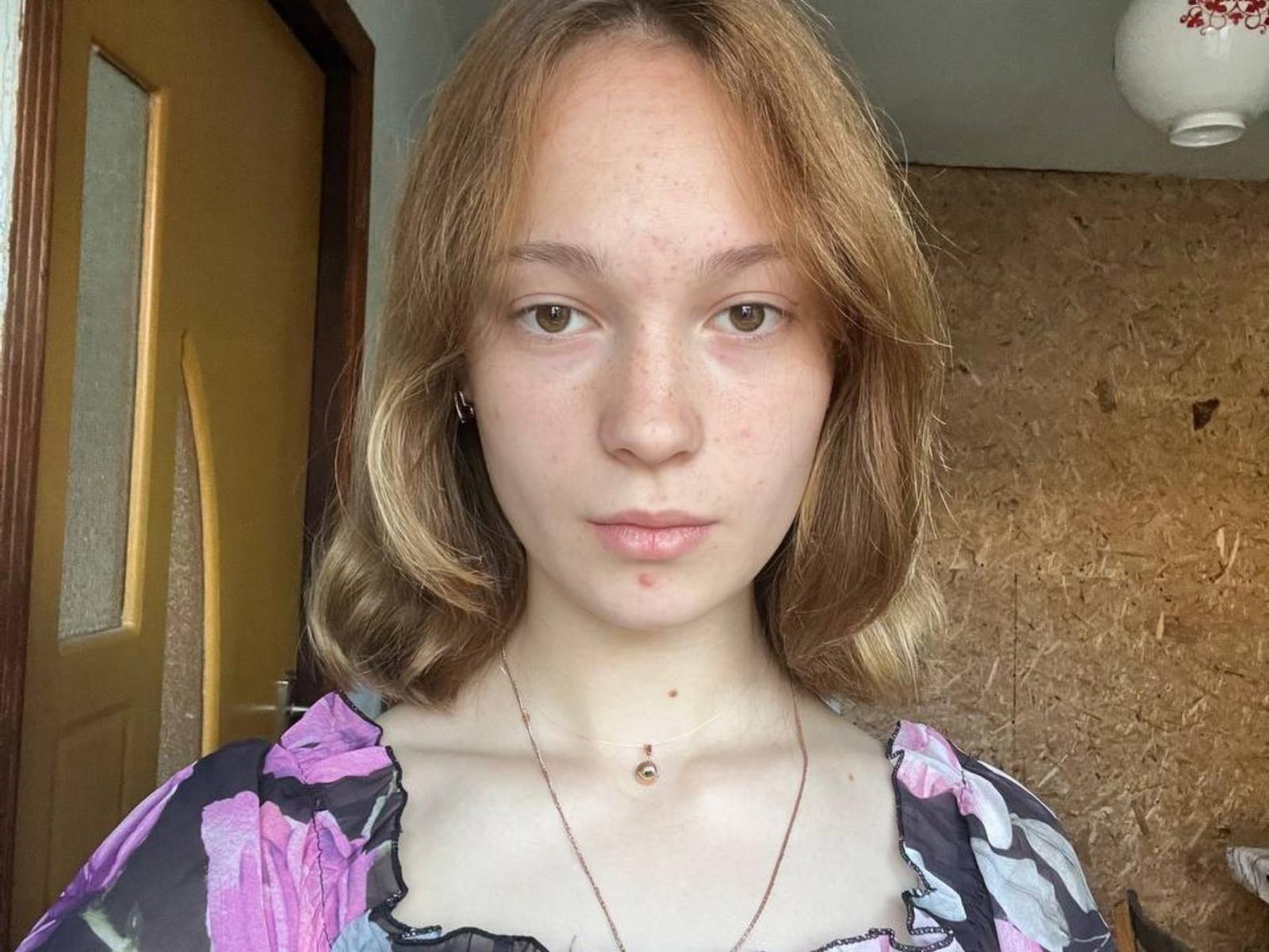 LoniTockey ha i capelli castano chiaro, lunghi fino alle spalle, gli occhi verdi e una piccola lentiggine sotto il mento. Indossa una camicetta a fiori e una sottile collana..
