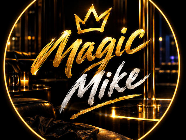 Gouden neon tekst "MagicMiyke" met een kroon erboven, witte penseelstreek "MagicMiyke" eronder, geplaatst tegen een donkere, reflecterende achtergrond met gloeiende kaarsen en een cirkelvormige neon omlijning..