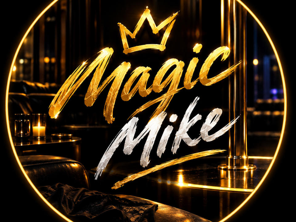 Texto "MagicMiyke" en neón dorado con una corona encima, pincelada blanca con "MagicMiyke" debajo, sobre un fondo oscuro y reflectante con velas brillantes y un contorno circular de neón..