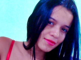 SweetLaure - Cam nude with this latin Hot babe 