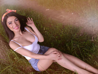CharlleenLiz - Webcam xXx avec une Séduisante jeune beauté au sexe totalement tondu sur le site X Love Cam 